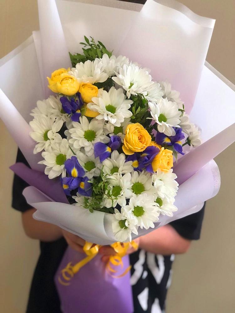 Букет цветов из: Ирисы, Хризантемы и Розы в Началово