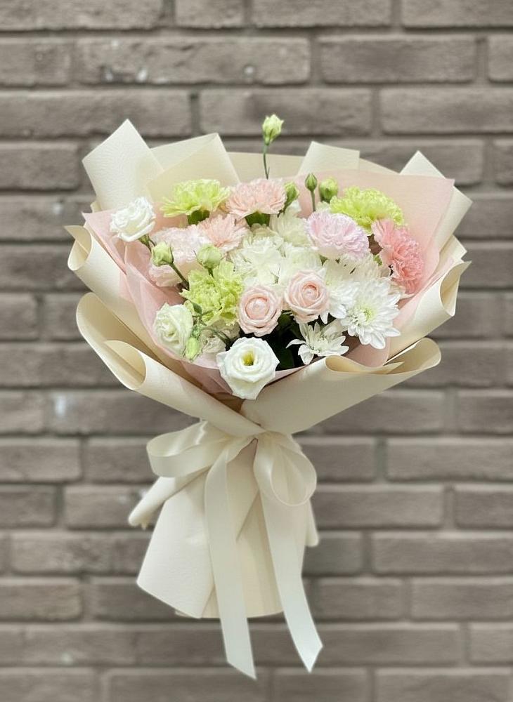 Букет цветов из: Гвоздики, Розы, Лизиантусы и Хризантемы в Началово