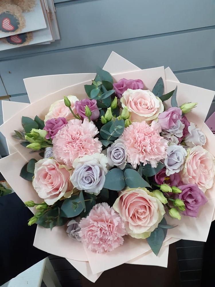 Букет цветов из: Розы, Гвоздики и Лизиантусы в Началово